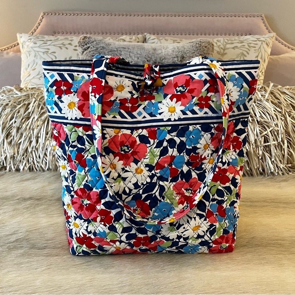 VERA BRADLEY Summer Cottage 2012 Medium Toggle Tote White Blue Red Floral USA